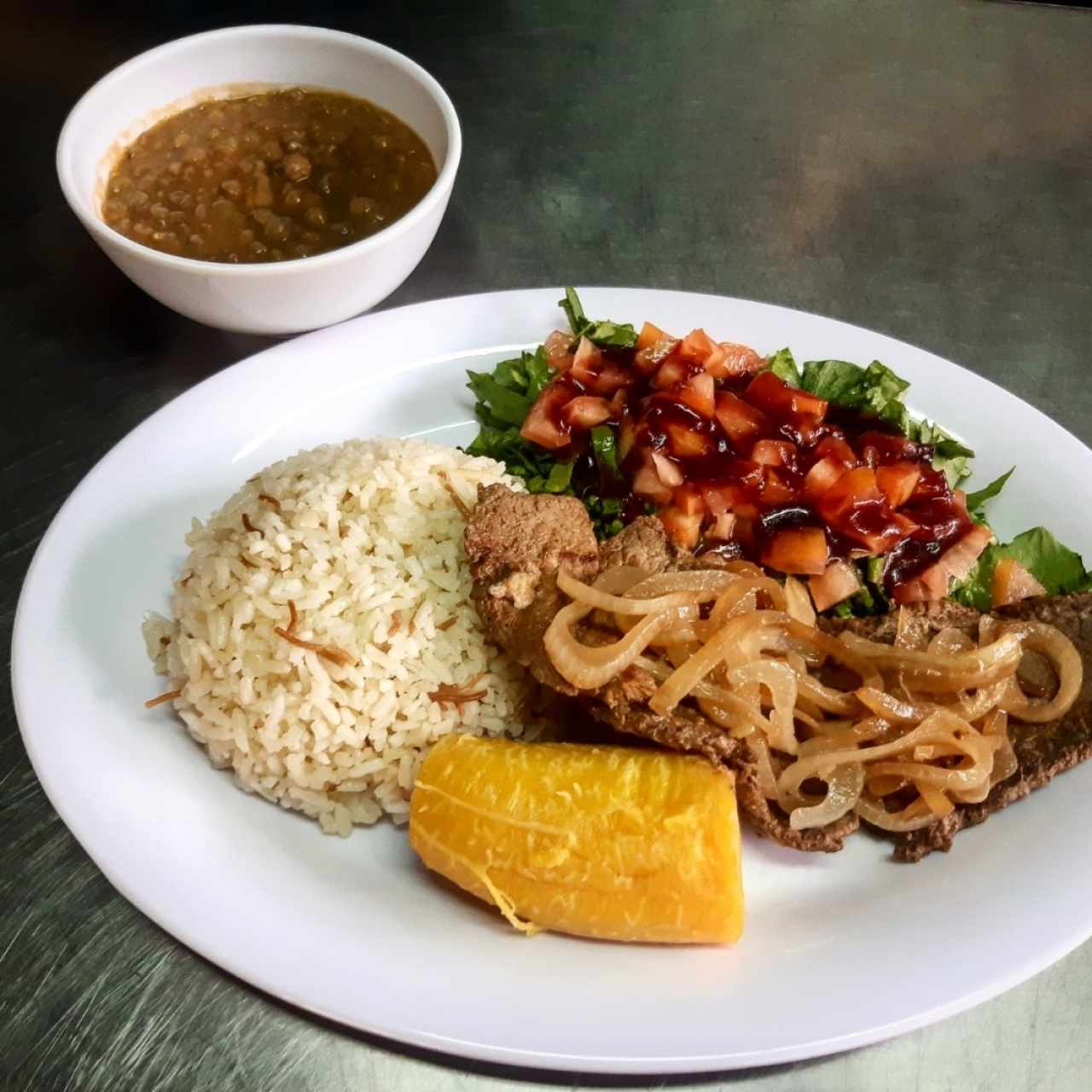 carne encebollada