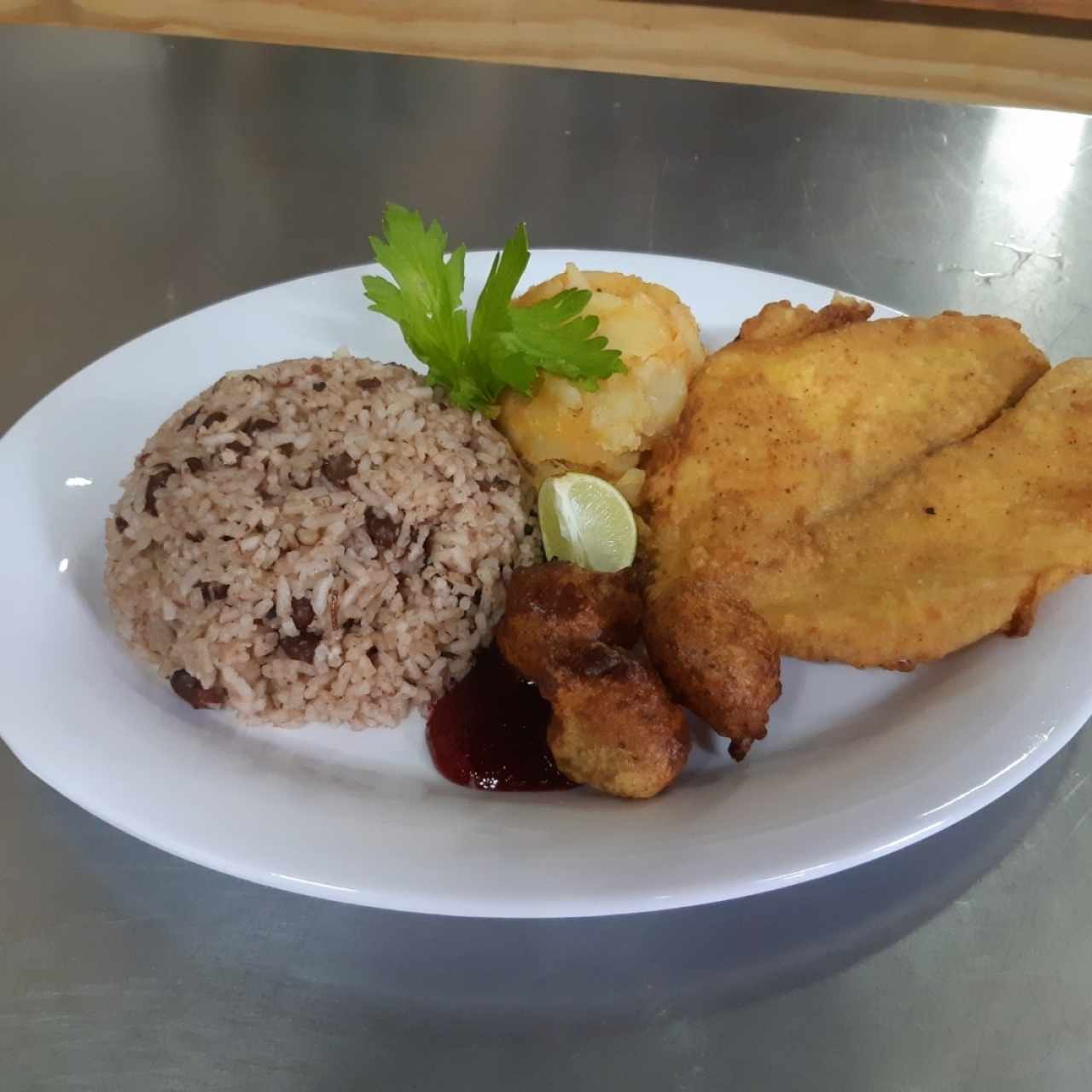 filete de pescado con Arroz con chiricano