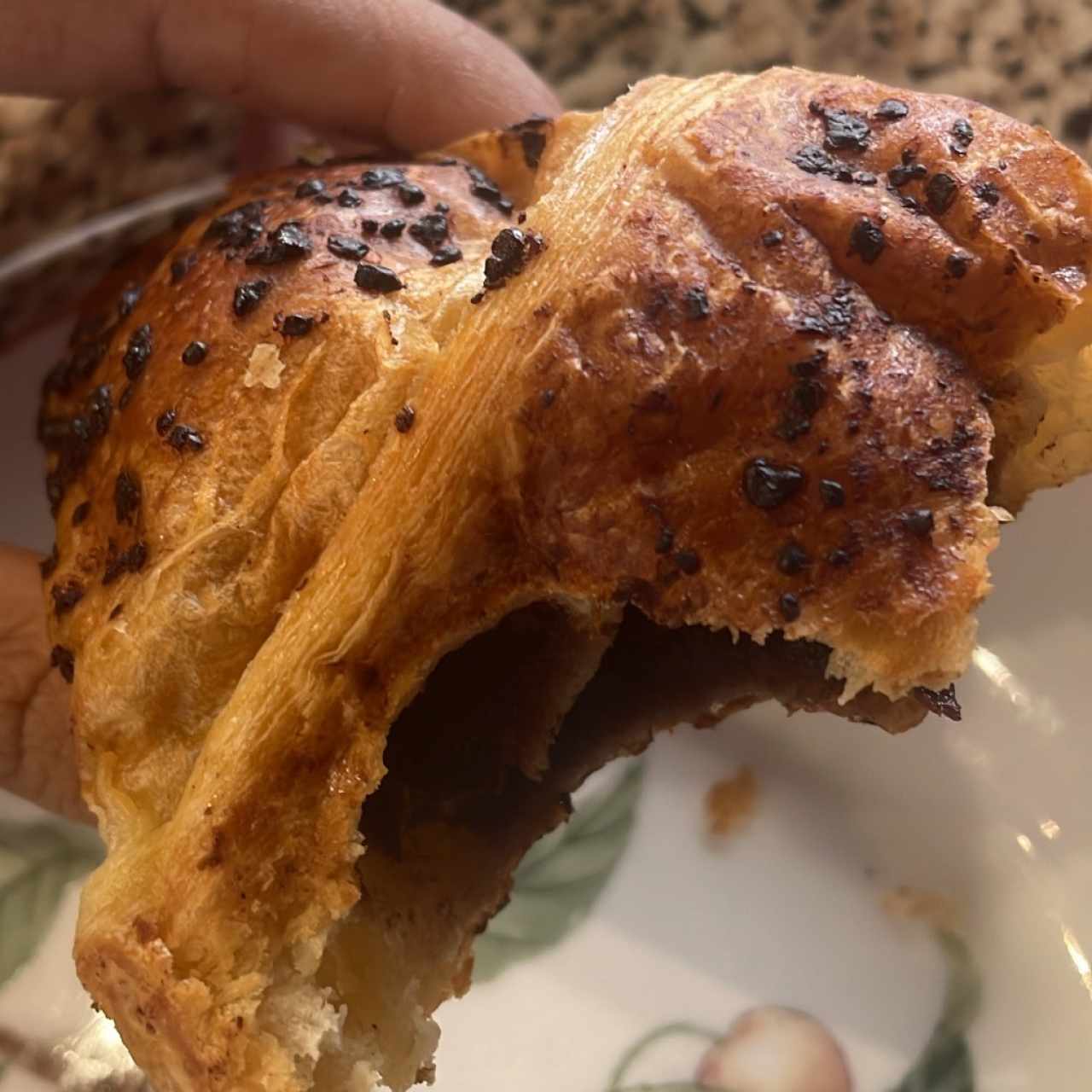 Croissant de chocolate con relleno de crema de avellanas