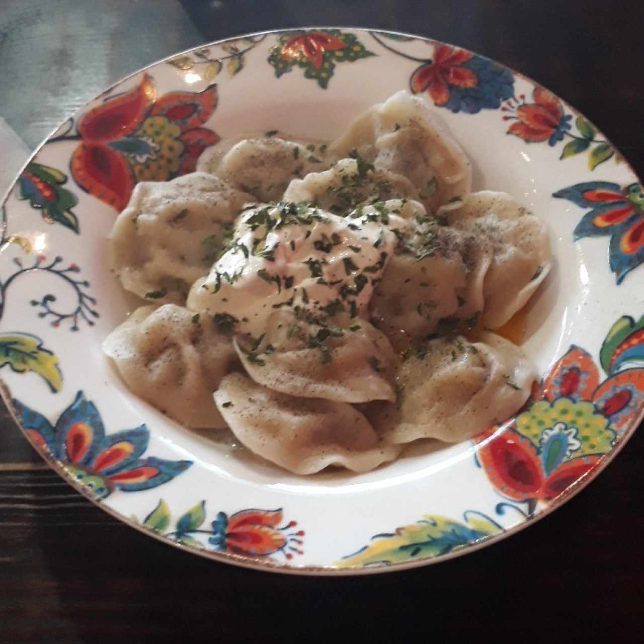 pelmeni con mantequilla y smetana (crema cultivada)