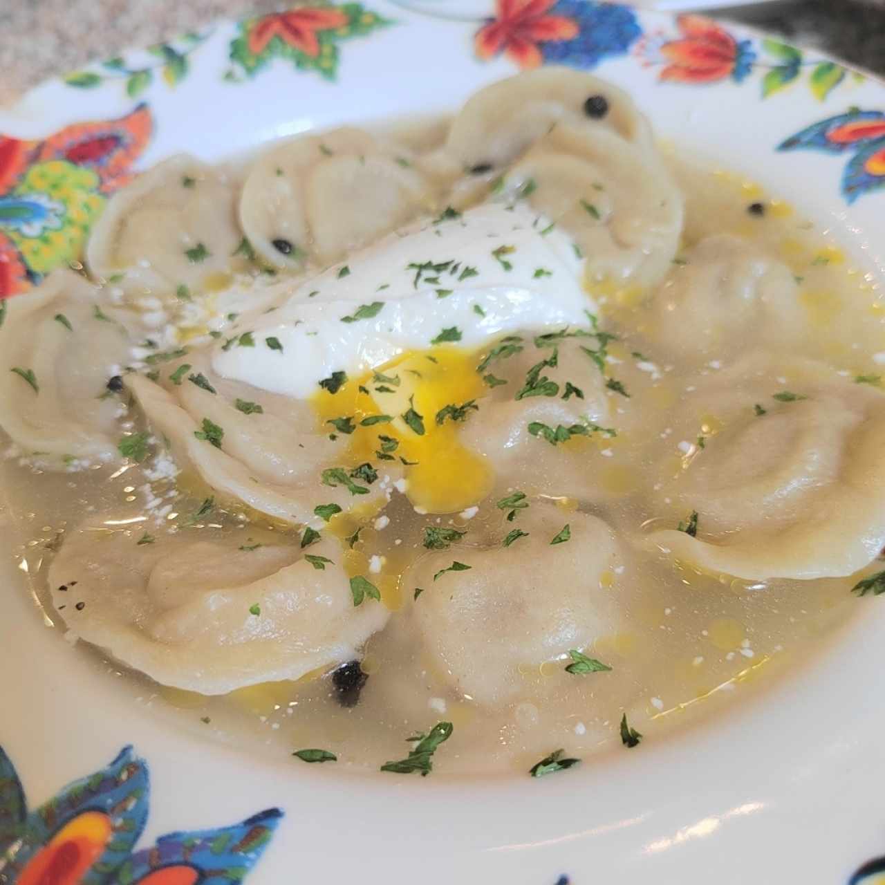 pelmeni de carne en su caldo