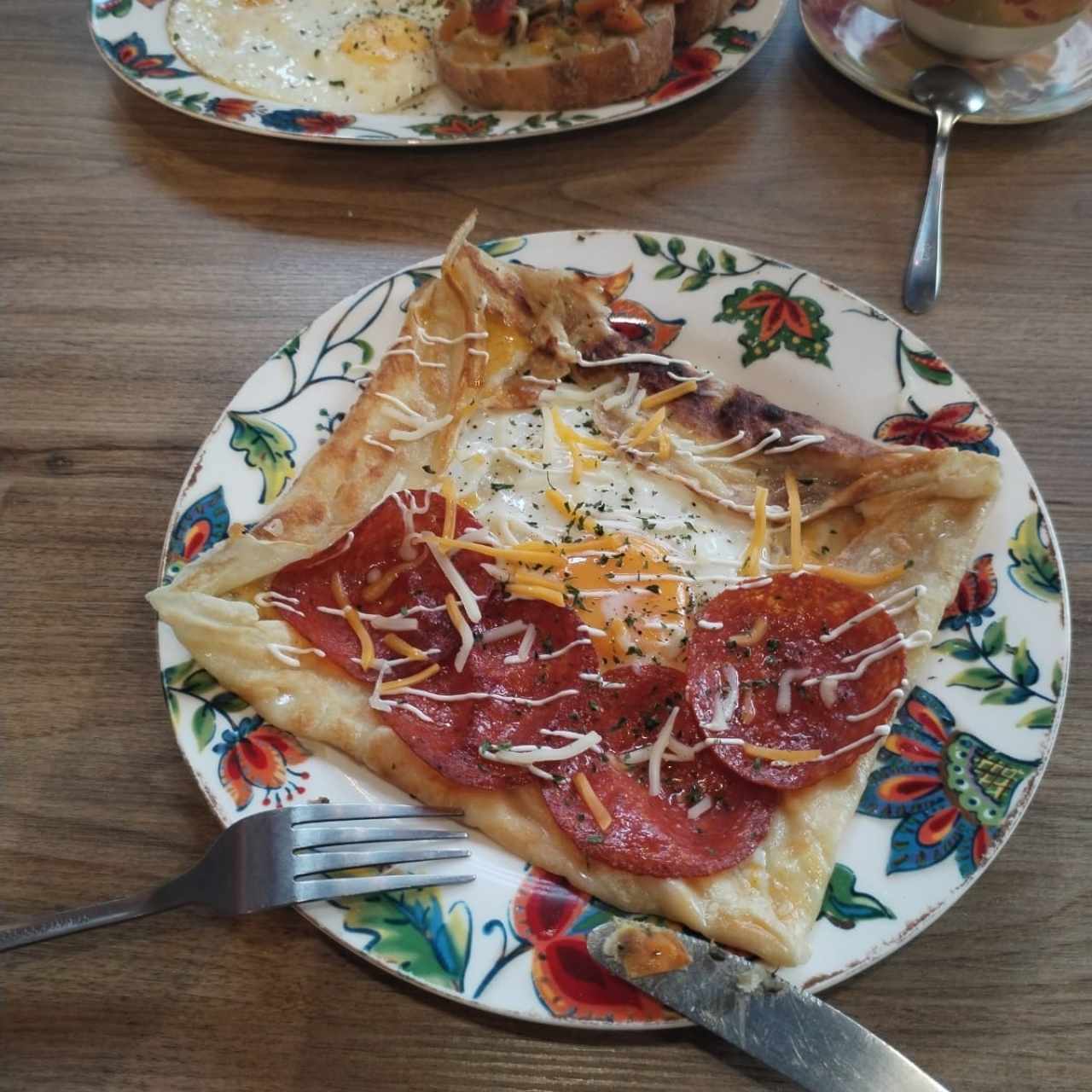 Salami Queso Huevo Crepe