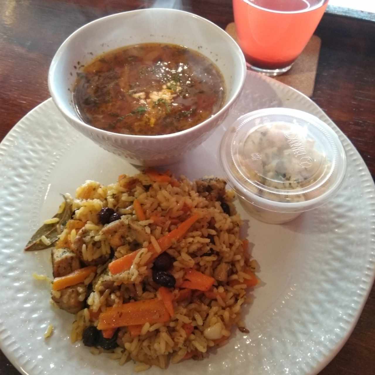 almuerzo ejecutivo: borsh, plov y ensalada de cangrejo con compota natural de la casa