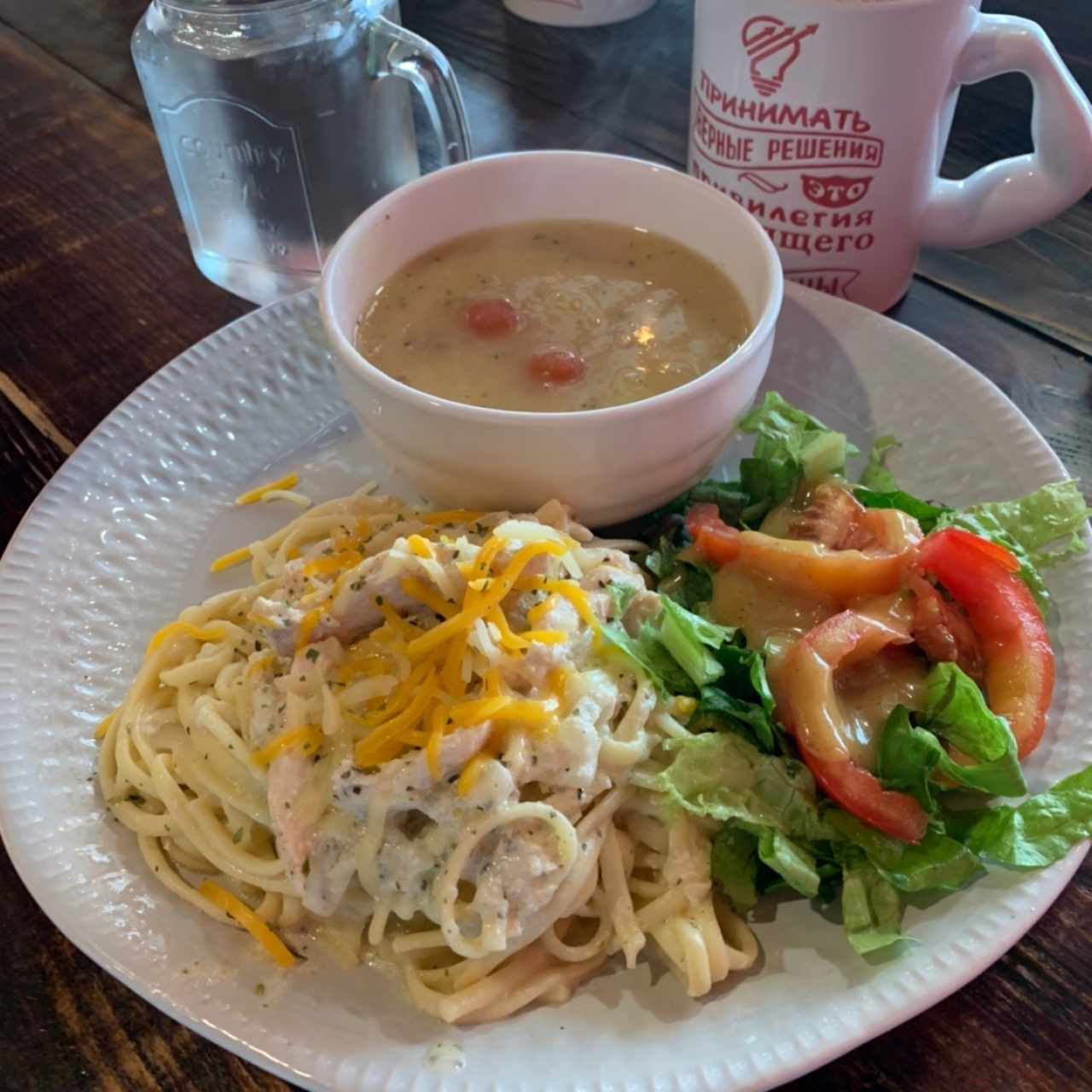 Menú ejecutivo - Sopa de Arvejas, Pollo Stroganoff con Linguini y Ensalada