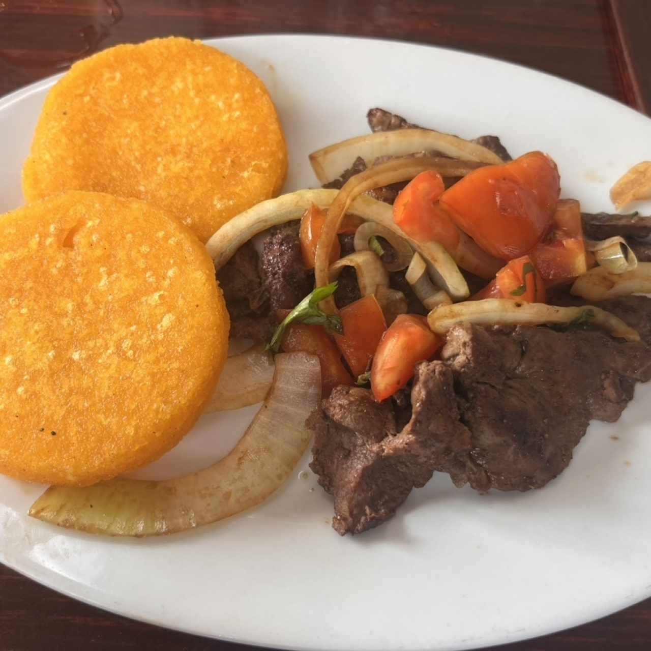 Hígado encebollado con tortillas