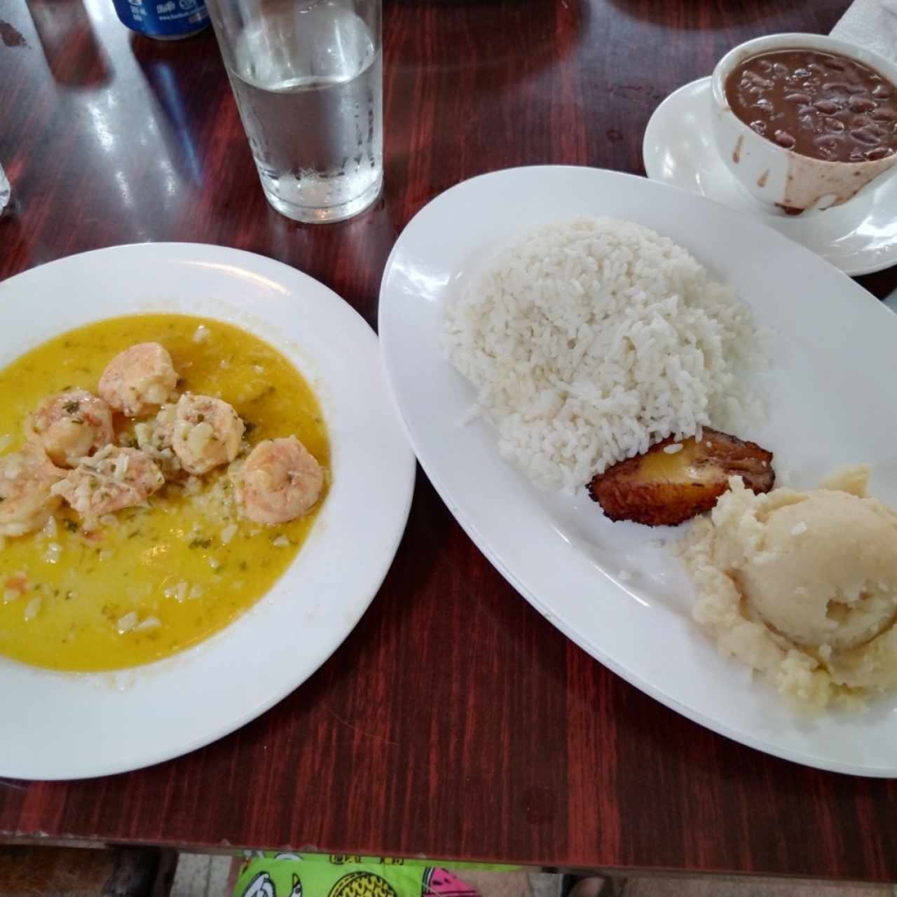 Camarones al Ajillo con arroz y acompañamientos. 