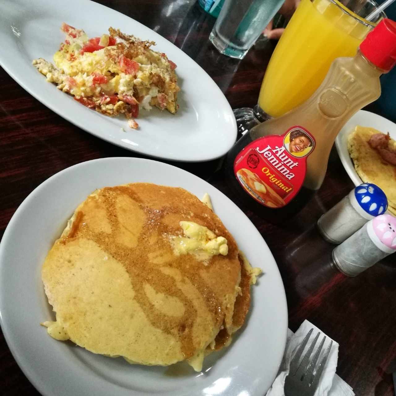 Huevos revueltos y pancakes.