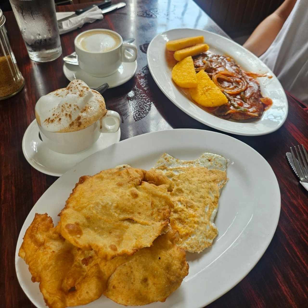 desayuno de hojaldre con huevo, y tortilla con carne guisada