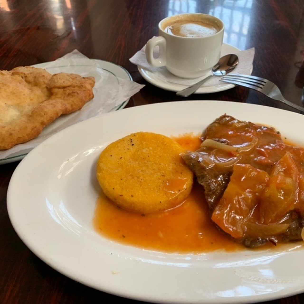 bistec en salsa con tortilla y hojaldre