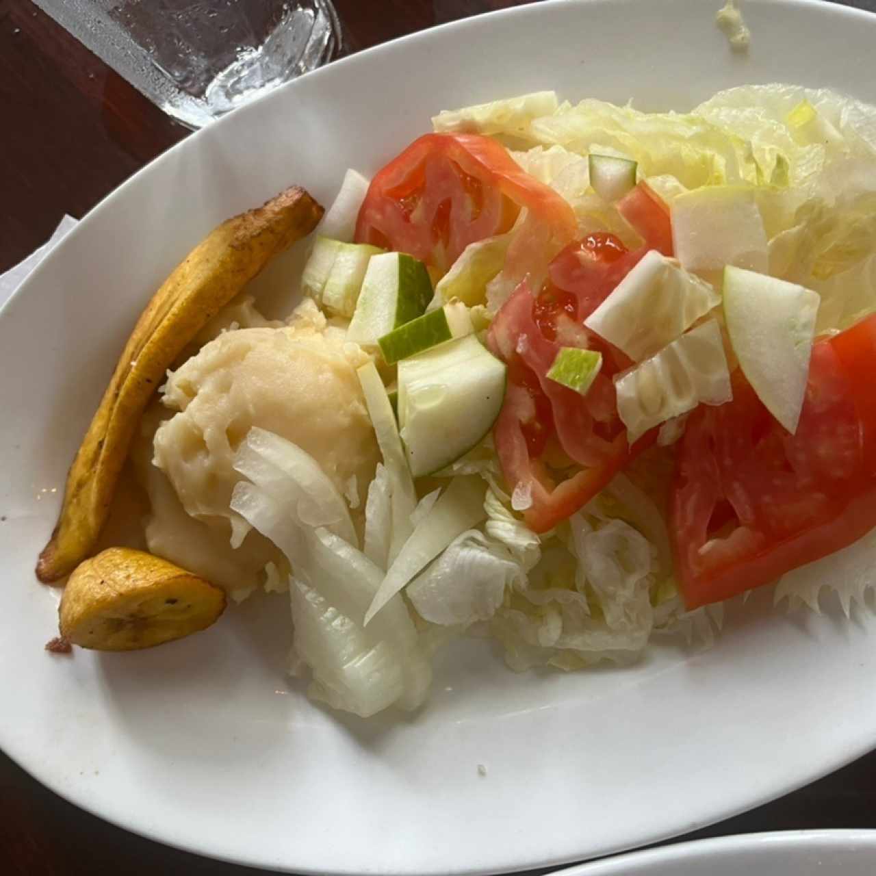 Guarniciones: puré, tajadas, ensalada 