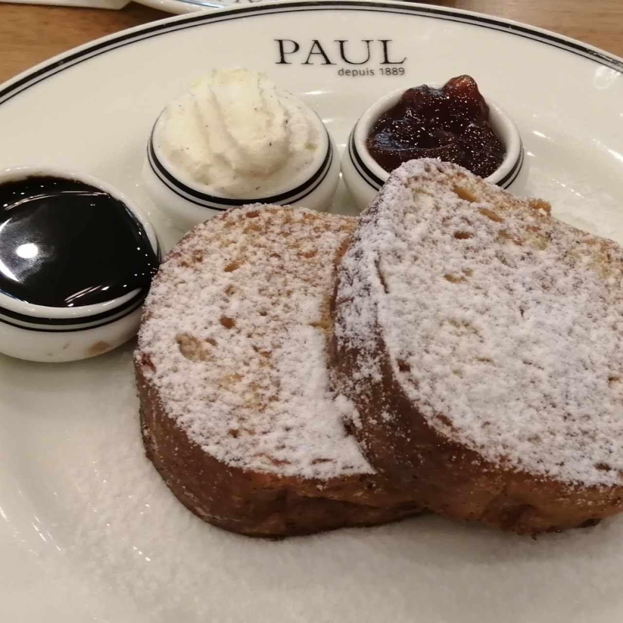 Tostadas francesas con salsa de chocolate y mermelada de manzana 