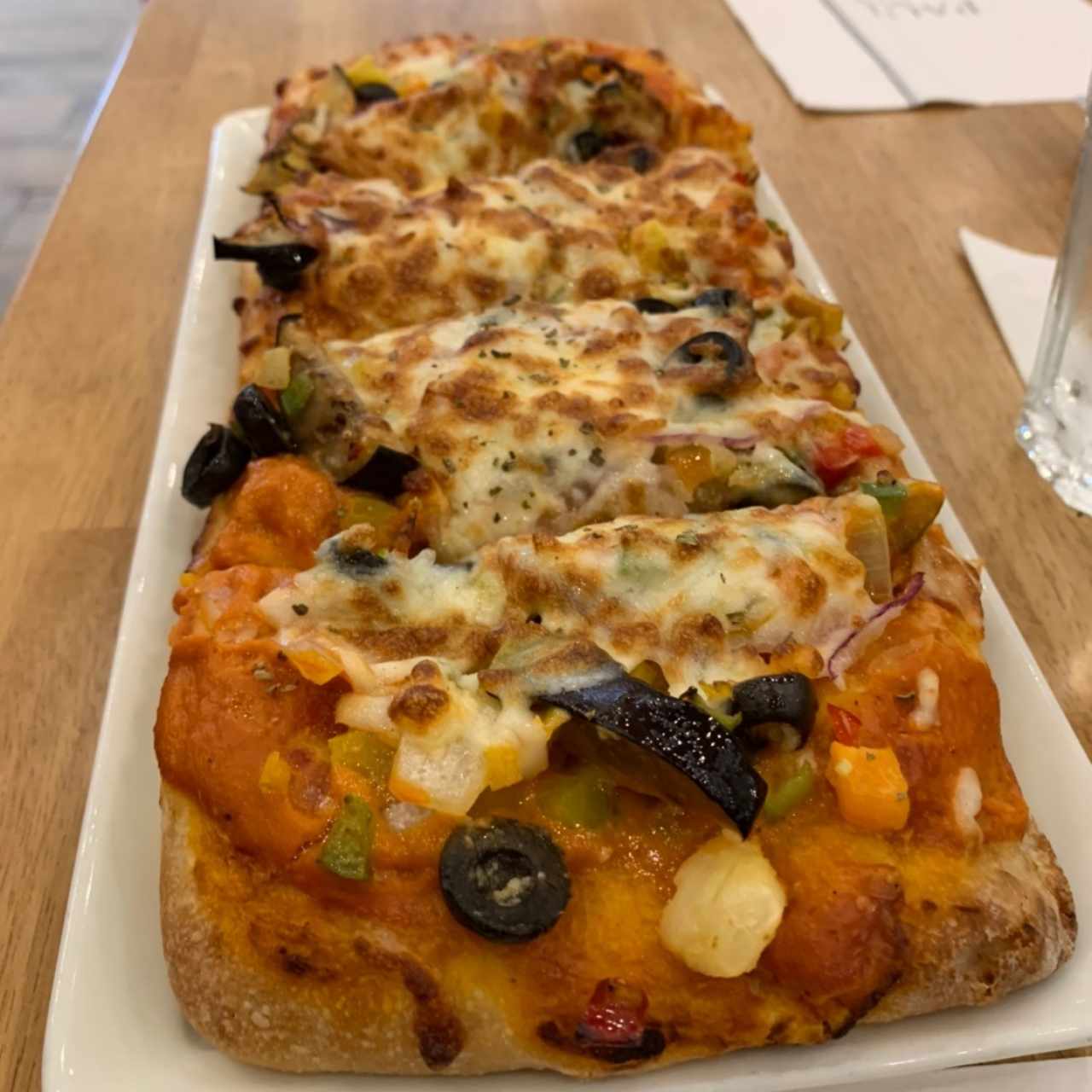 Pizza de Vegetales.  diferente presentacion , pero no por eso menos rica. 