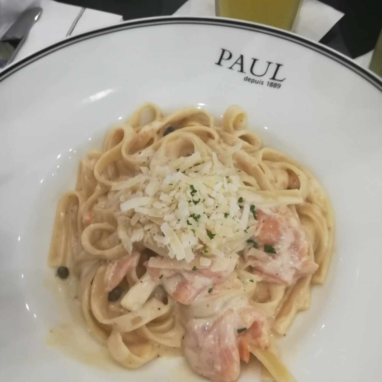 Fettuccine con salmón y alcaparras