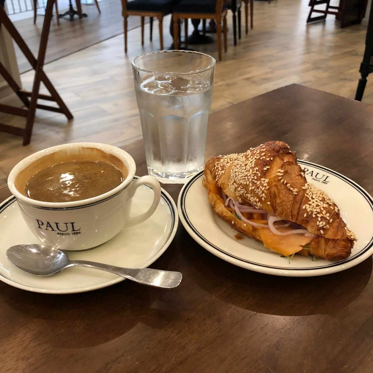 Croissant de salmon y cafe negro 