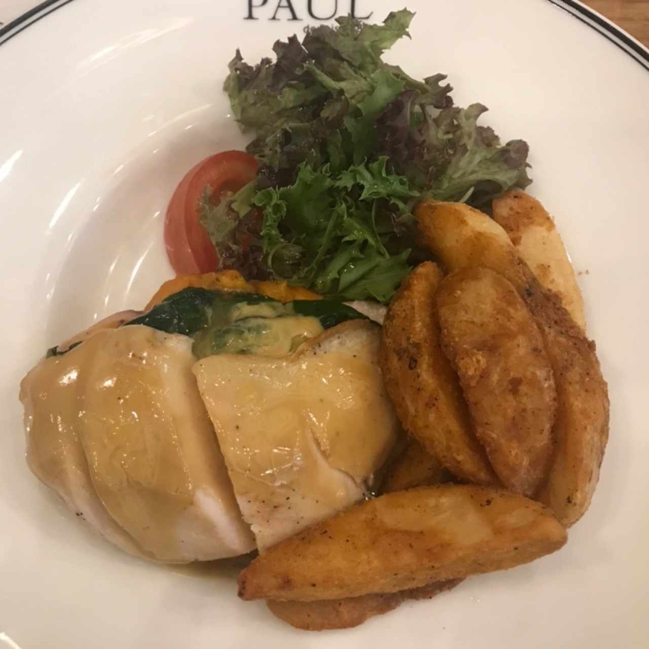 Pollo relleno de pure de camote con espinicas, papas y ensalada de la casa 