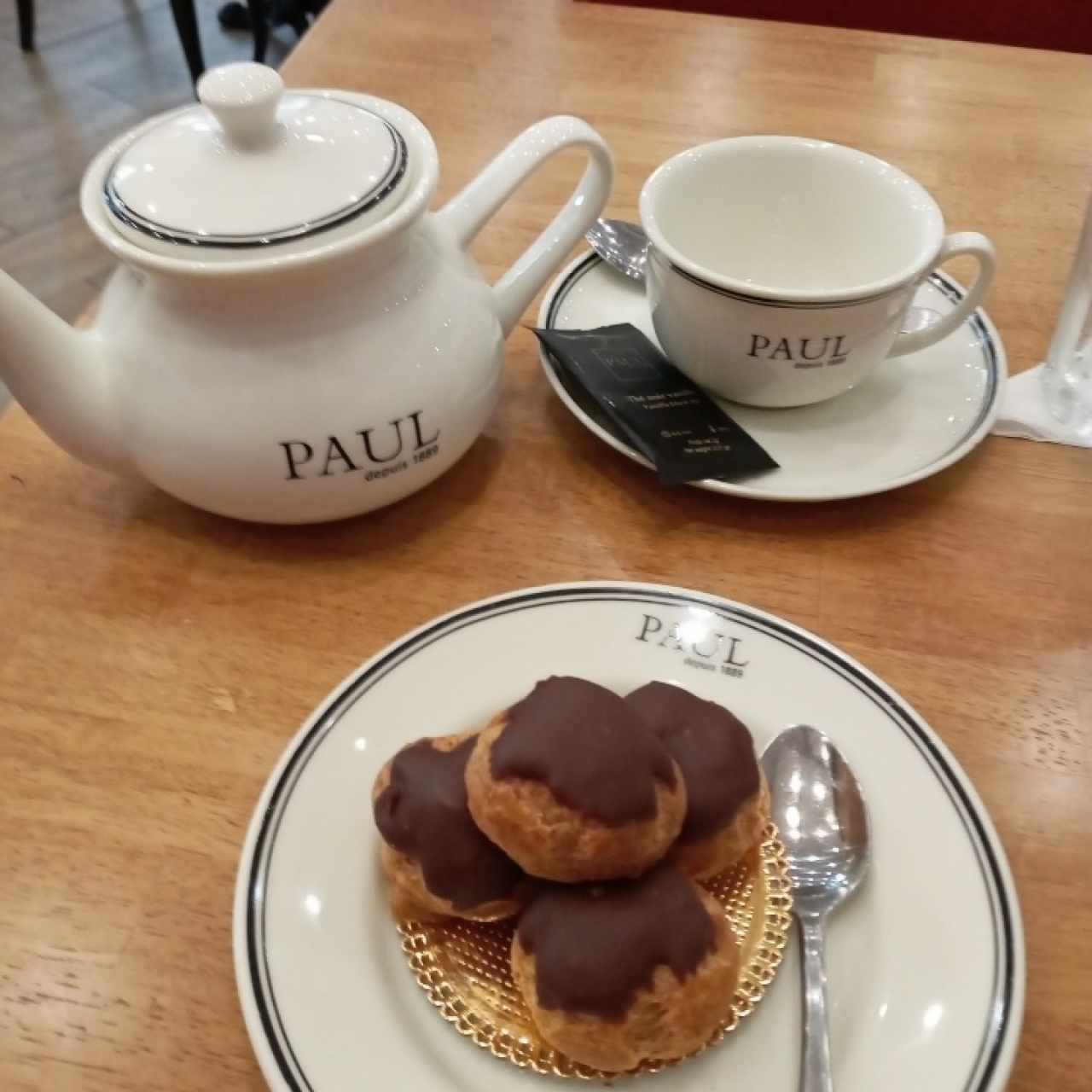 profiterol de chocolate. Muy rico con té de vainilla