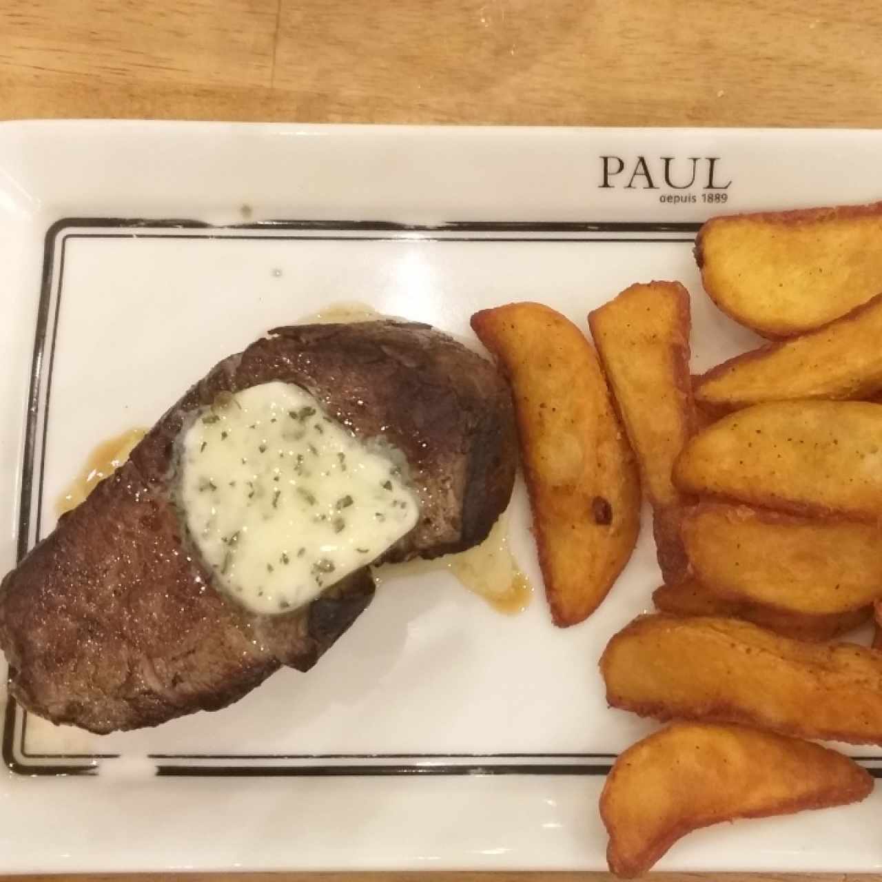 Steak de res con pomme frite