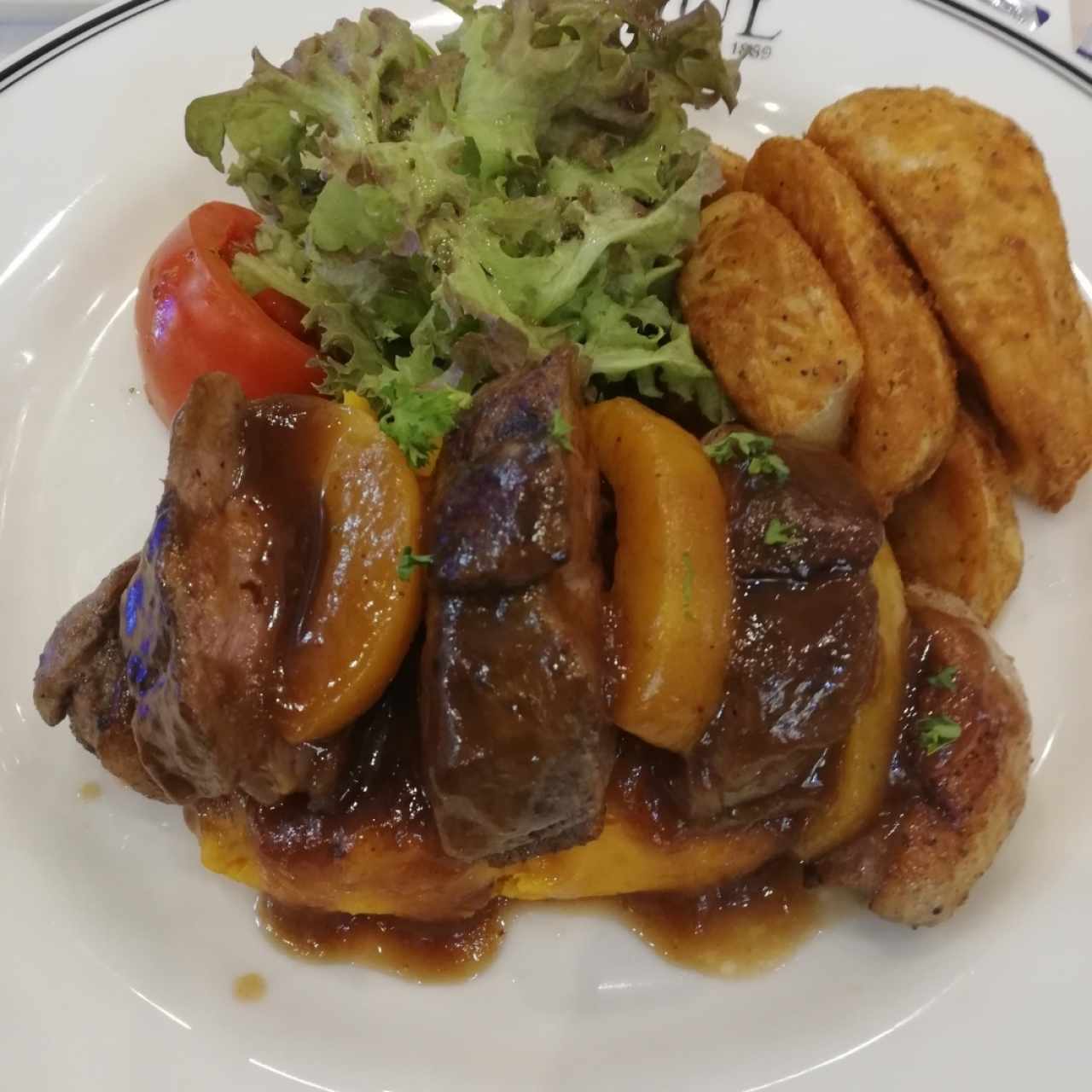 pechuga de pato con melocotón y pure de camote