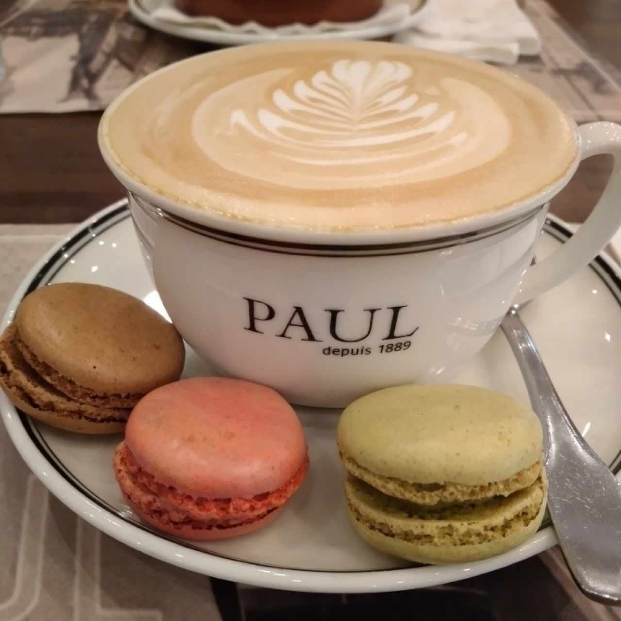 latte descafeinado con 3 mini macaron (Gourmart)