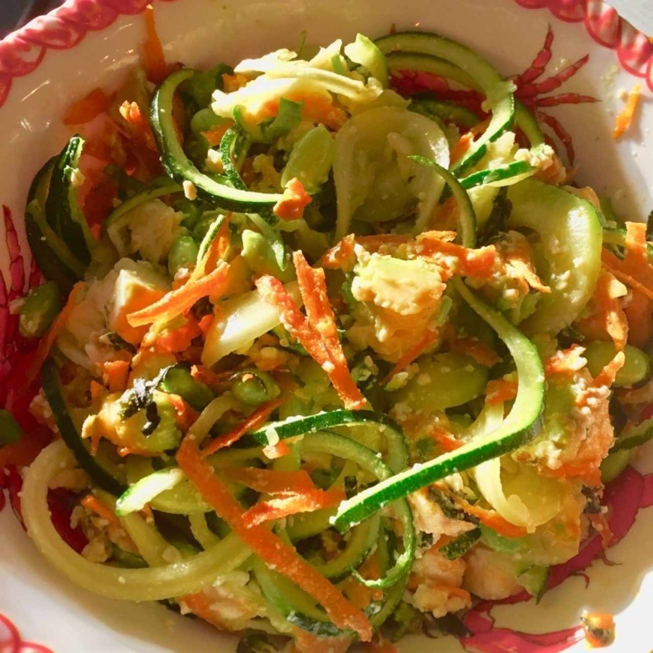 Poke bowl, base de zucchini. 