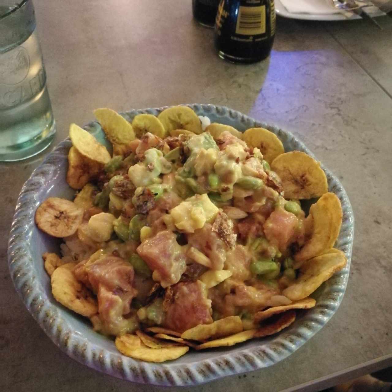 bowl con atun, salmón, camarón, aguacate, chips y arroz