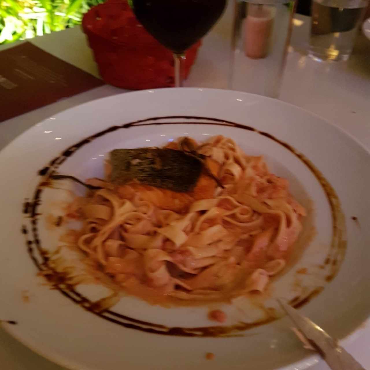 Salmón con fettuccine