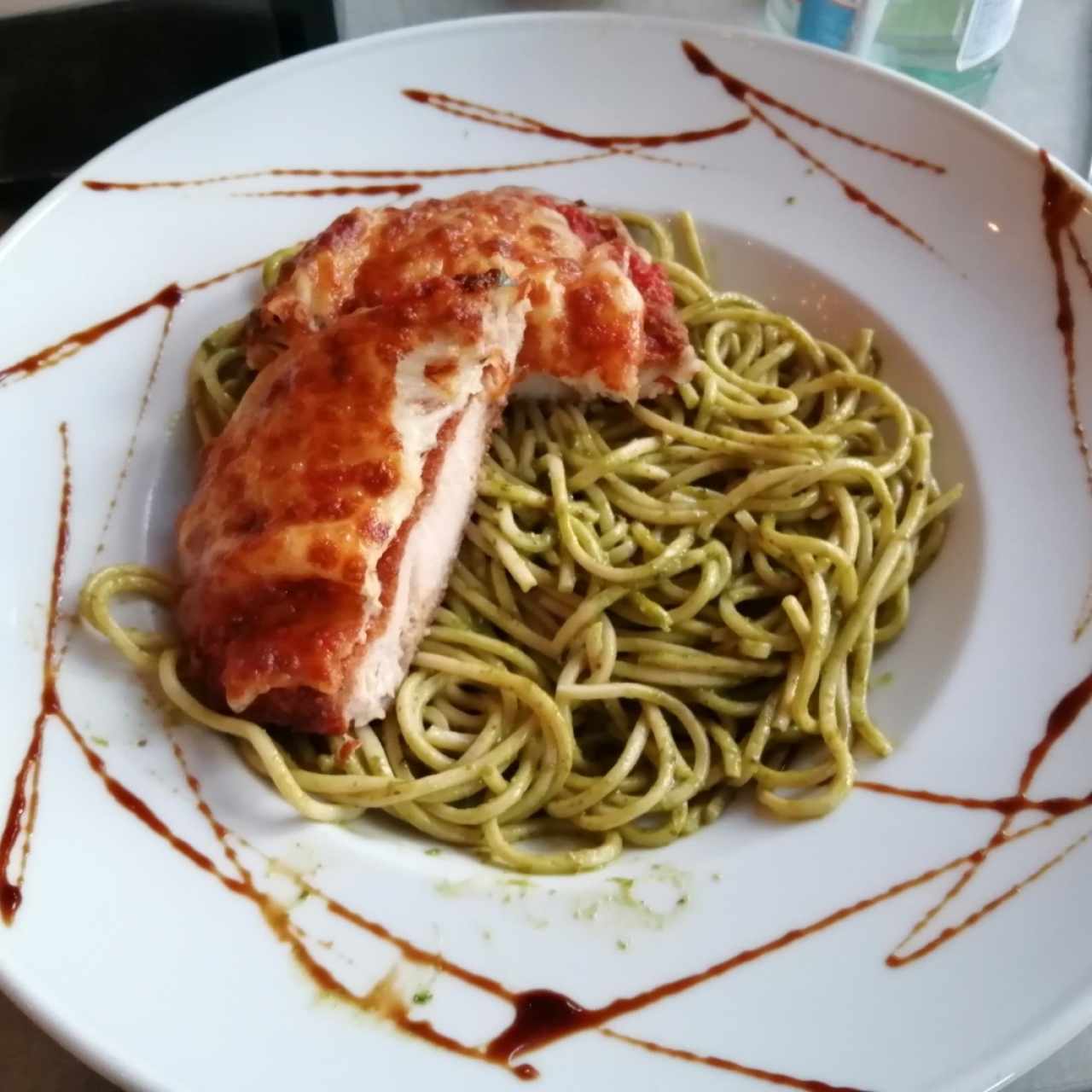 Milanesa con pasta al pesto