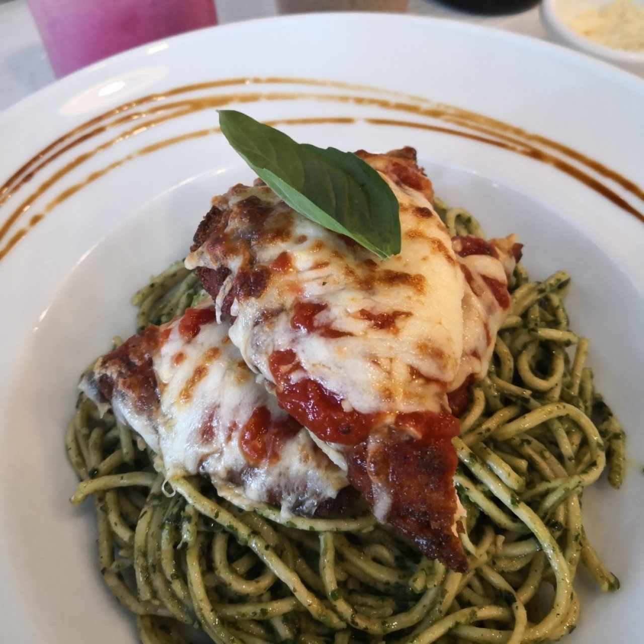 Pollo a la milanesa a la pomodoro con pasta 