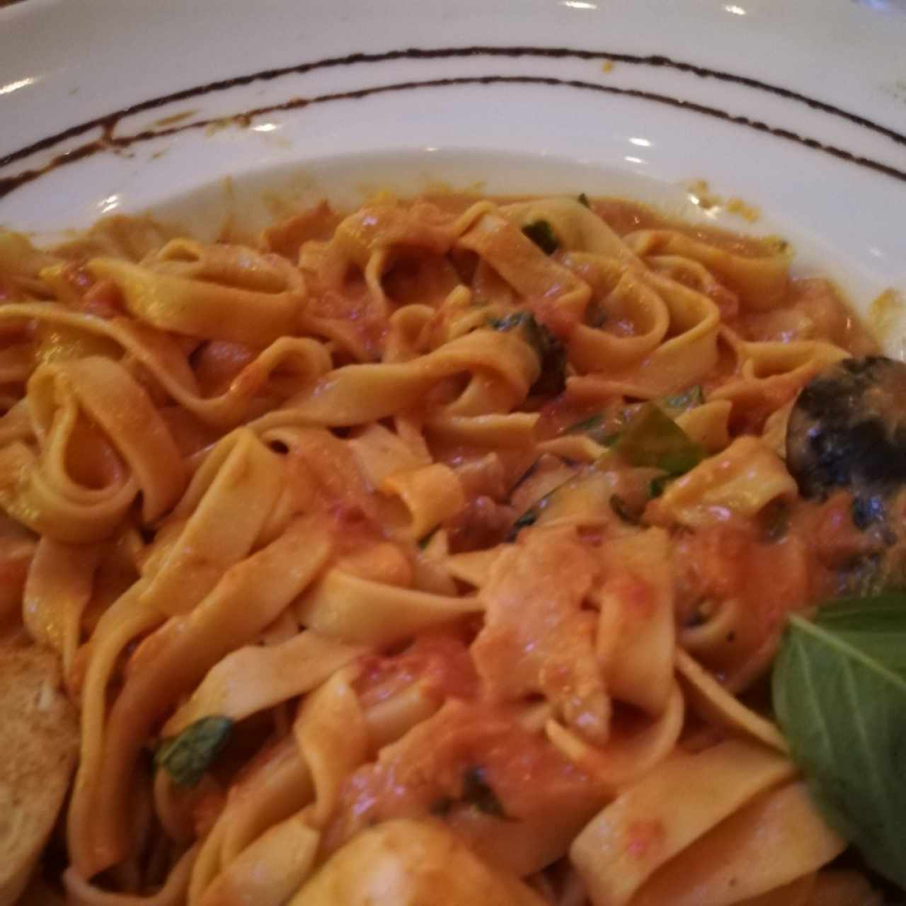 pasta con tocino y mariscos