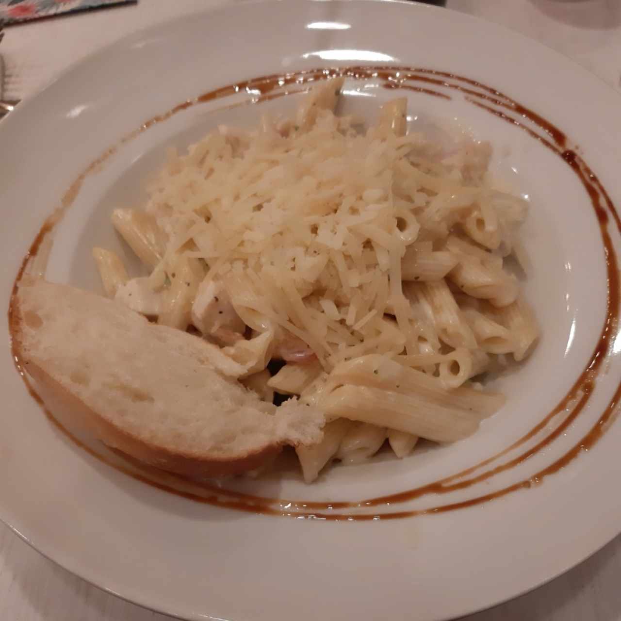 Penne con salsa blanca y pollo