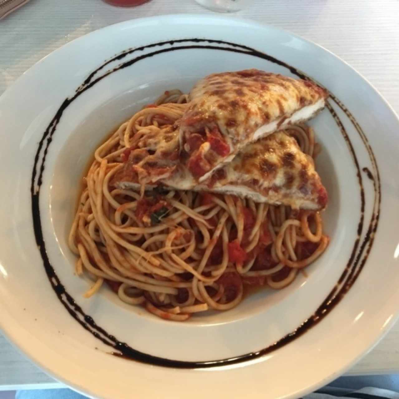 Milanesa de pollo con pasta en salda roja