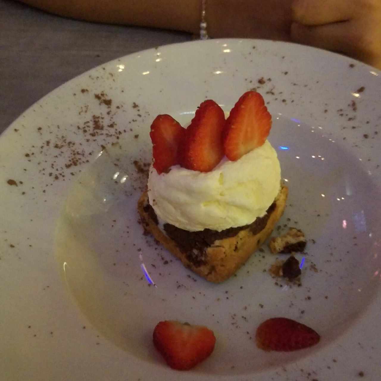 brownie con helado de vainilla