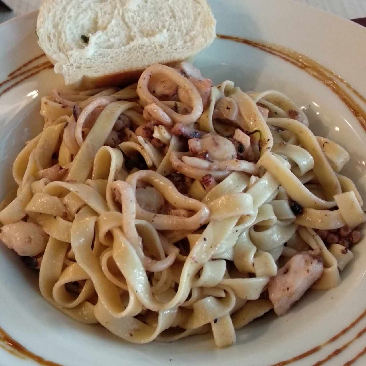 fetuccini al aglio olio con pulpo y calamares