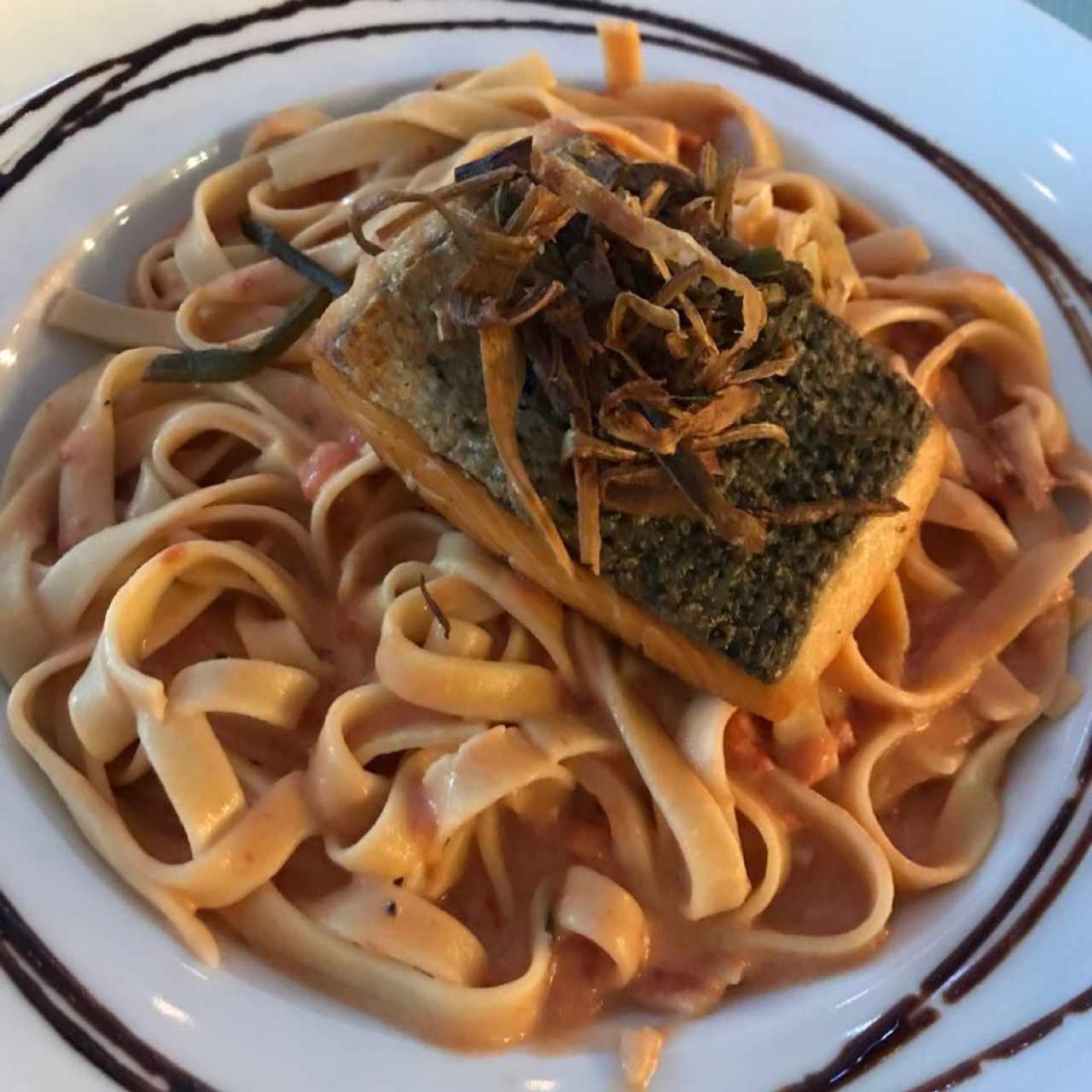 Salmon al limon con fetuccini en salsa rosada