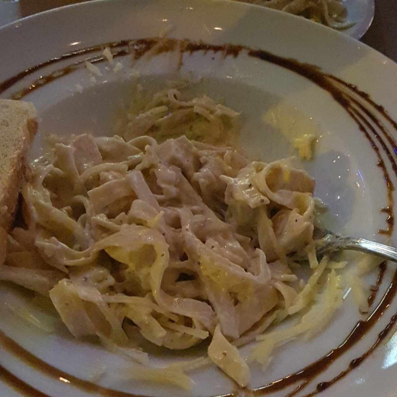 pasta con pollo y brocoli en salsa alfredo