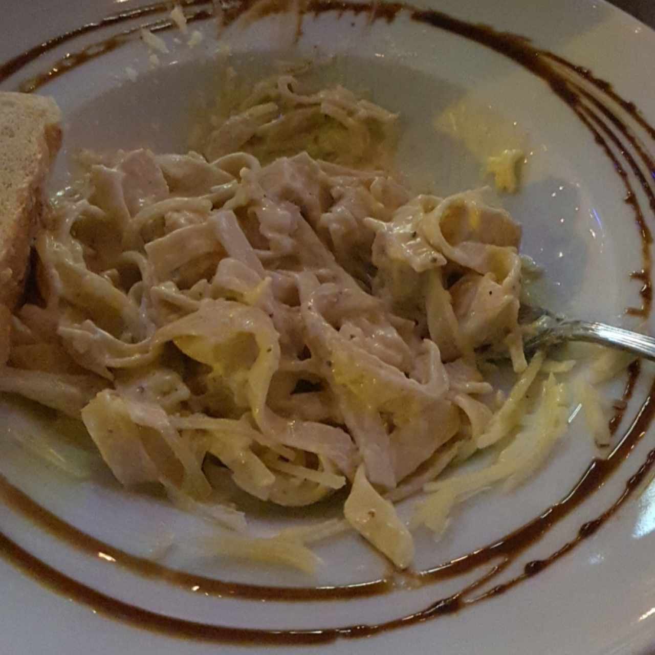 pasta con pollo en salsa Alfredo