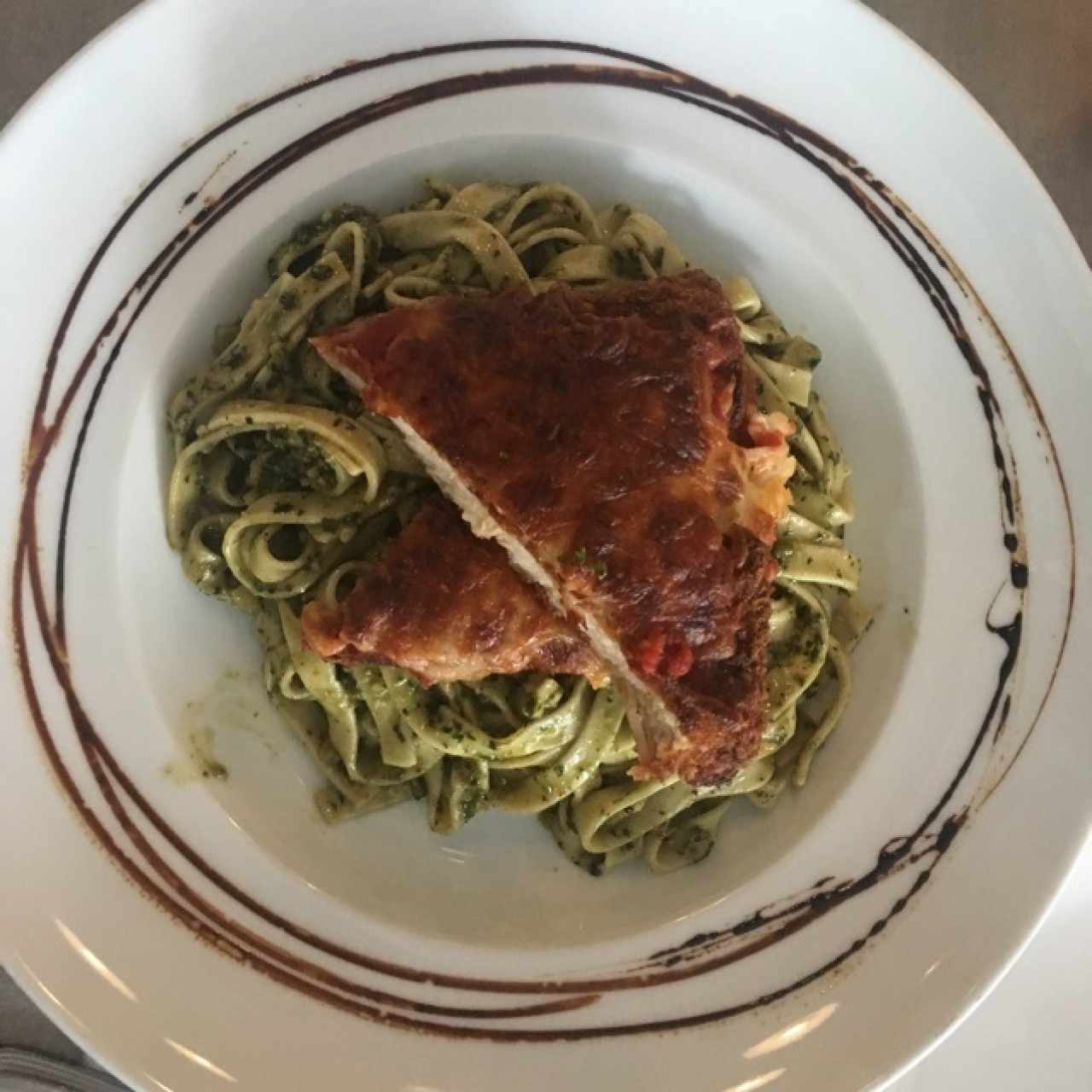 milanesa con fettuccini al pesto