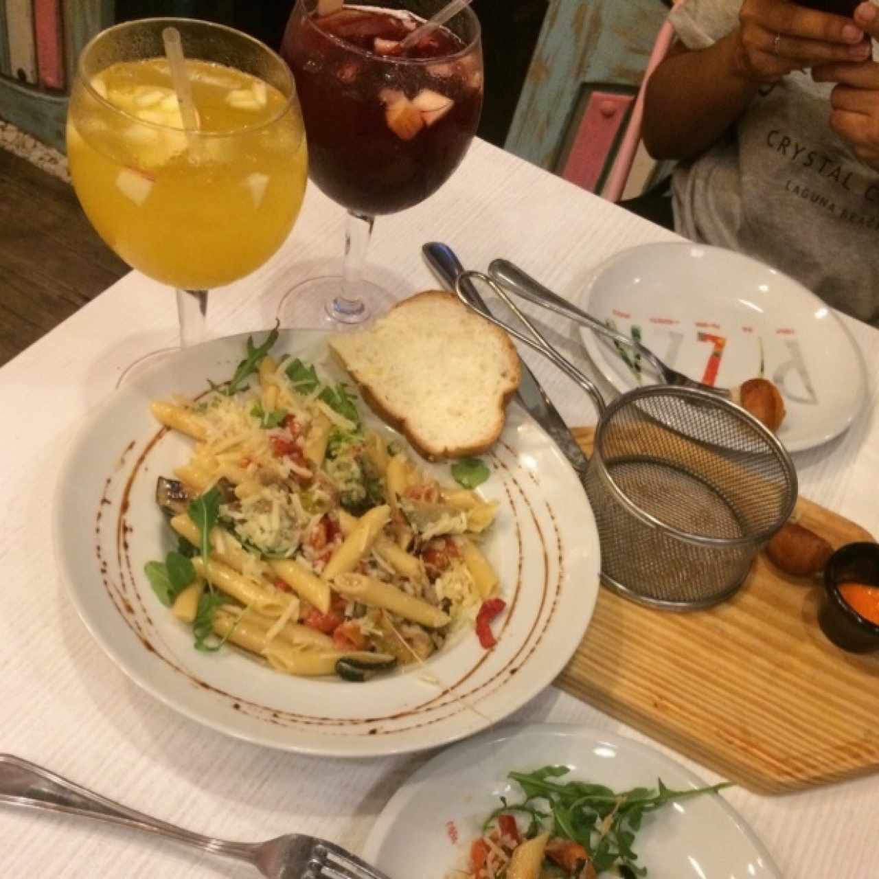 pasta con verduras (no recuerdo el nombre) y sangria de tinto y blanco