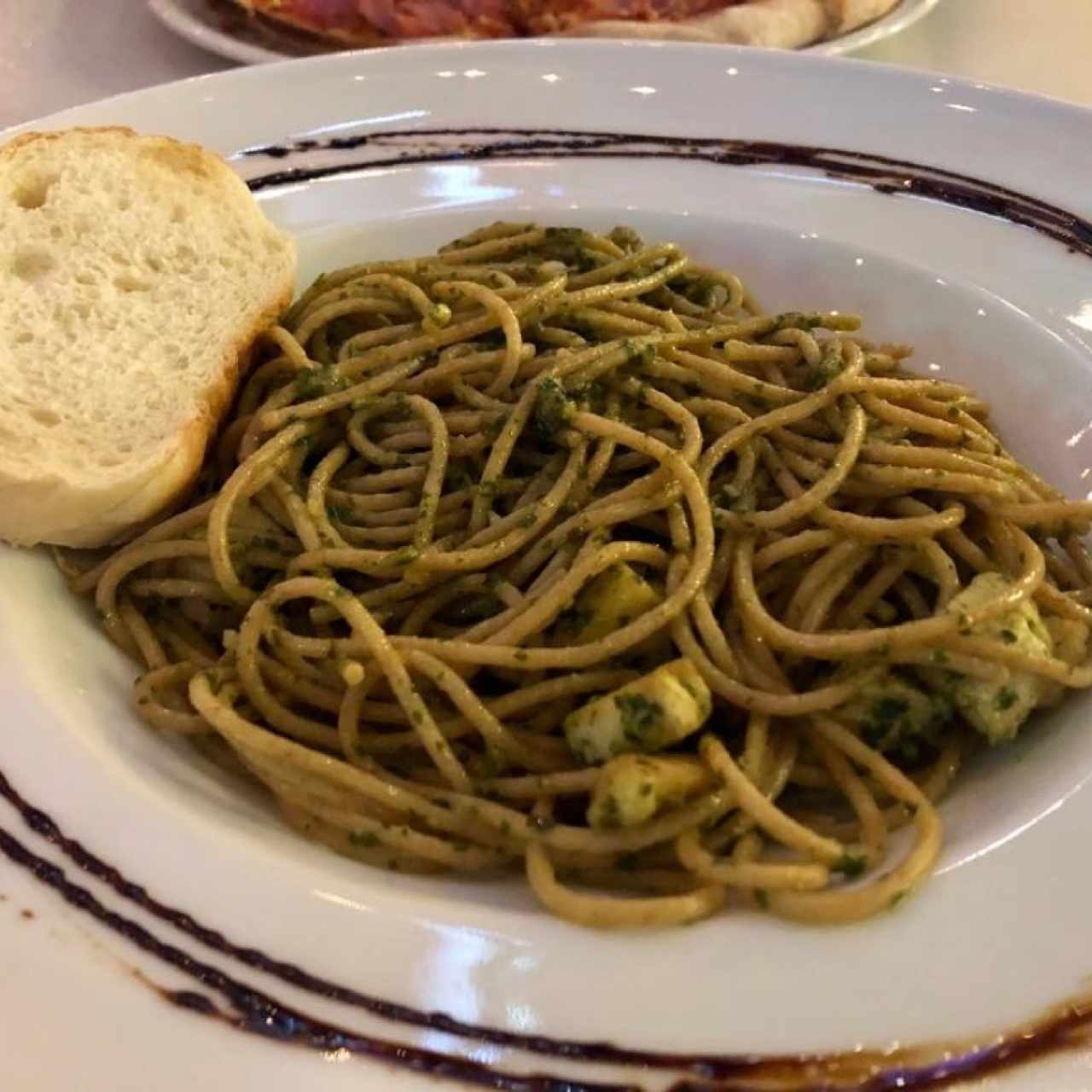 Pasta integral al pesto con pollo. 