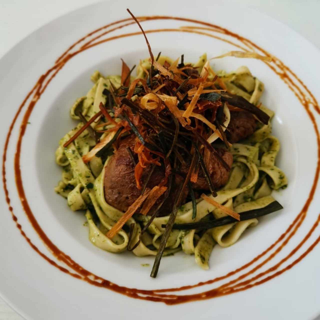 Filete con Fetuccini al Pesto