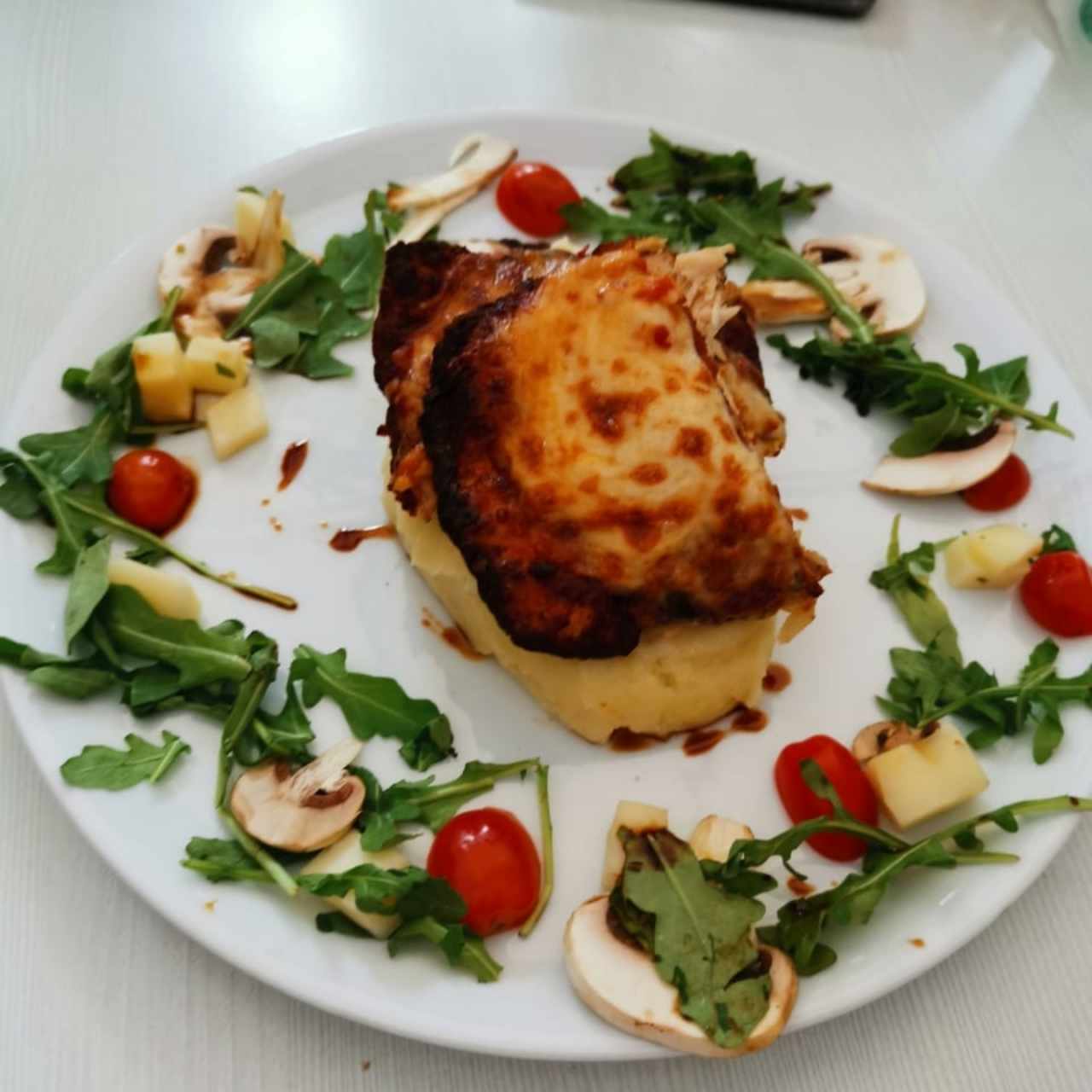 Milanesa de Pollo sobre Puré de Papas.