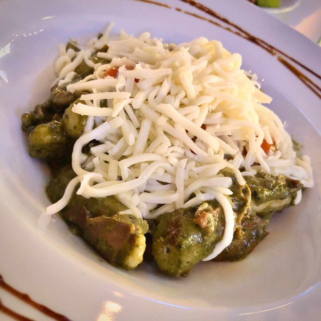 Ñoquis con pesto y prosciutto