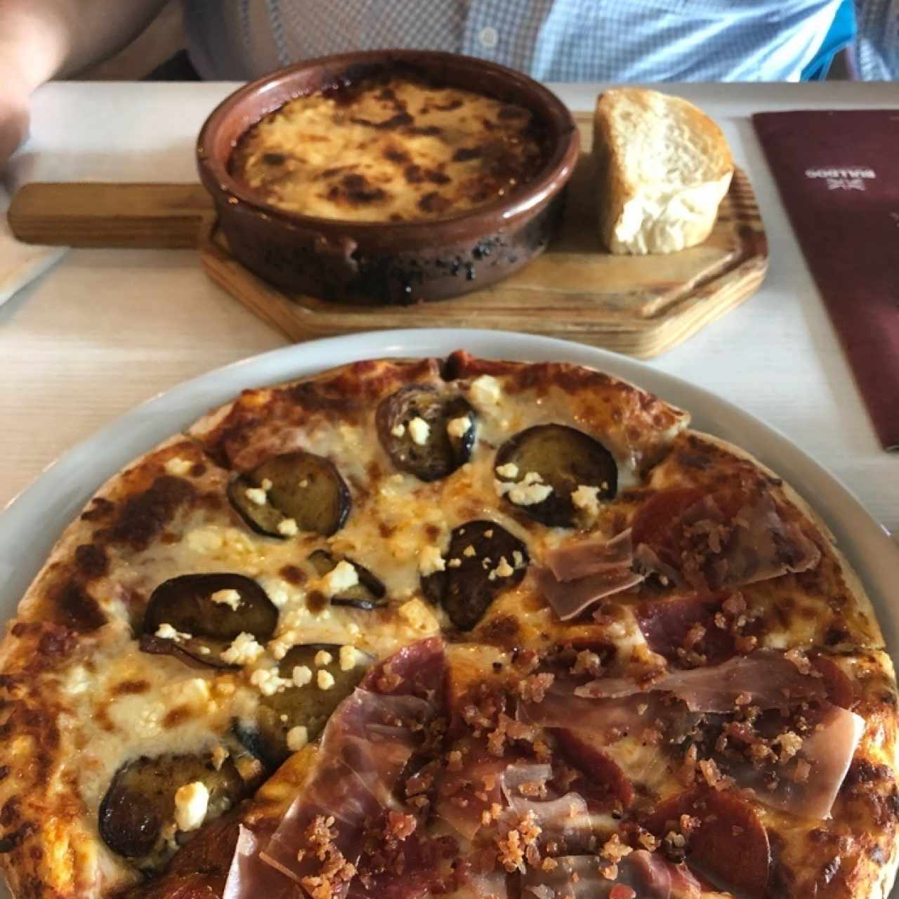 pizza de carpachio en combinacion de pizza con berengena y queso feta 