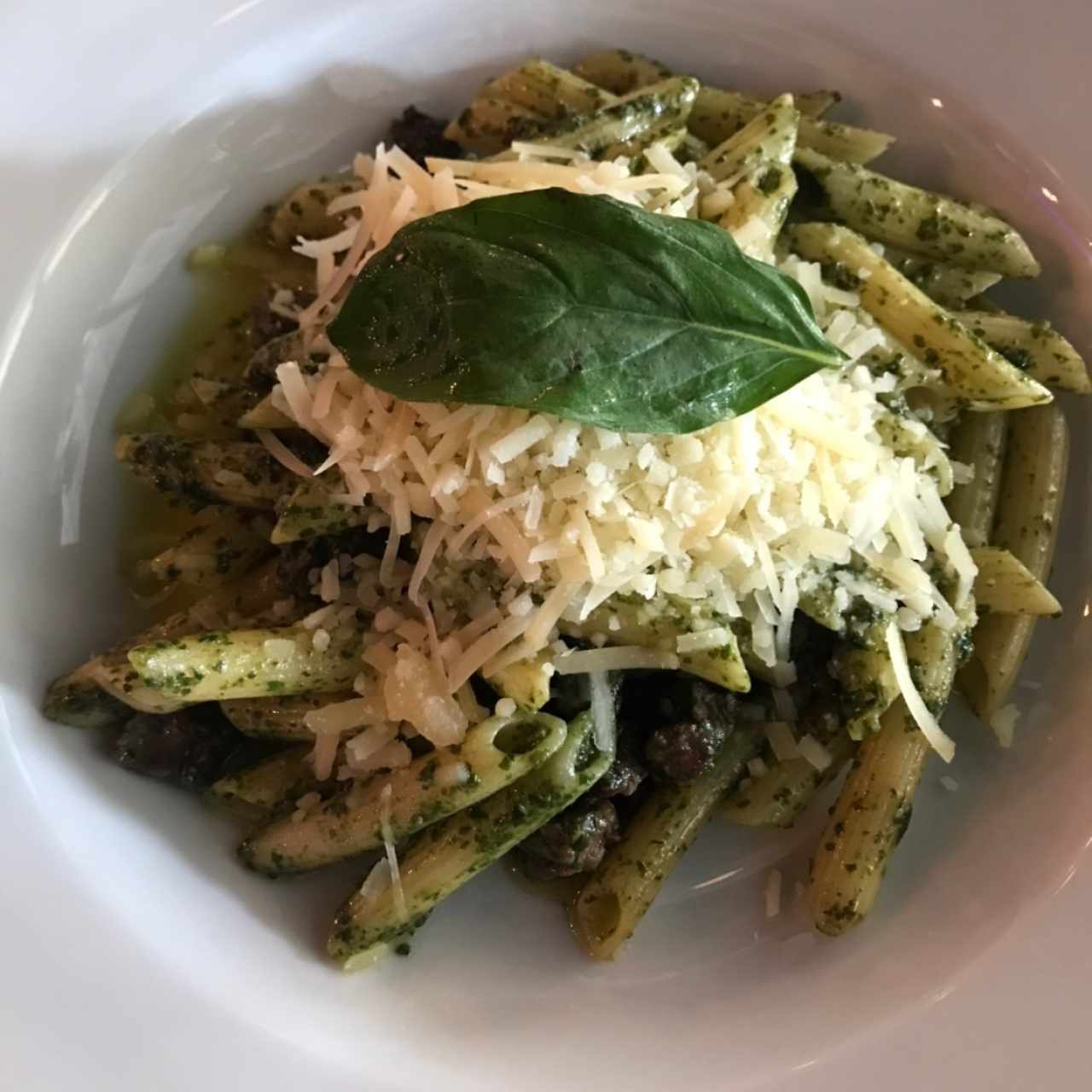 Pasta al pesto con trozos de solomo 