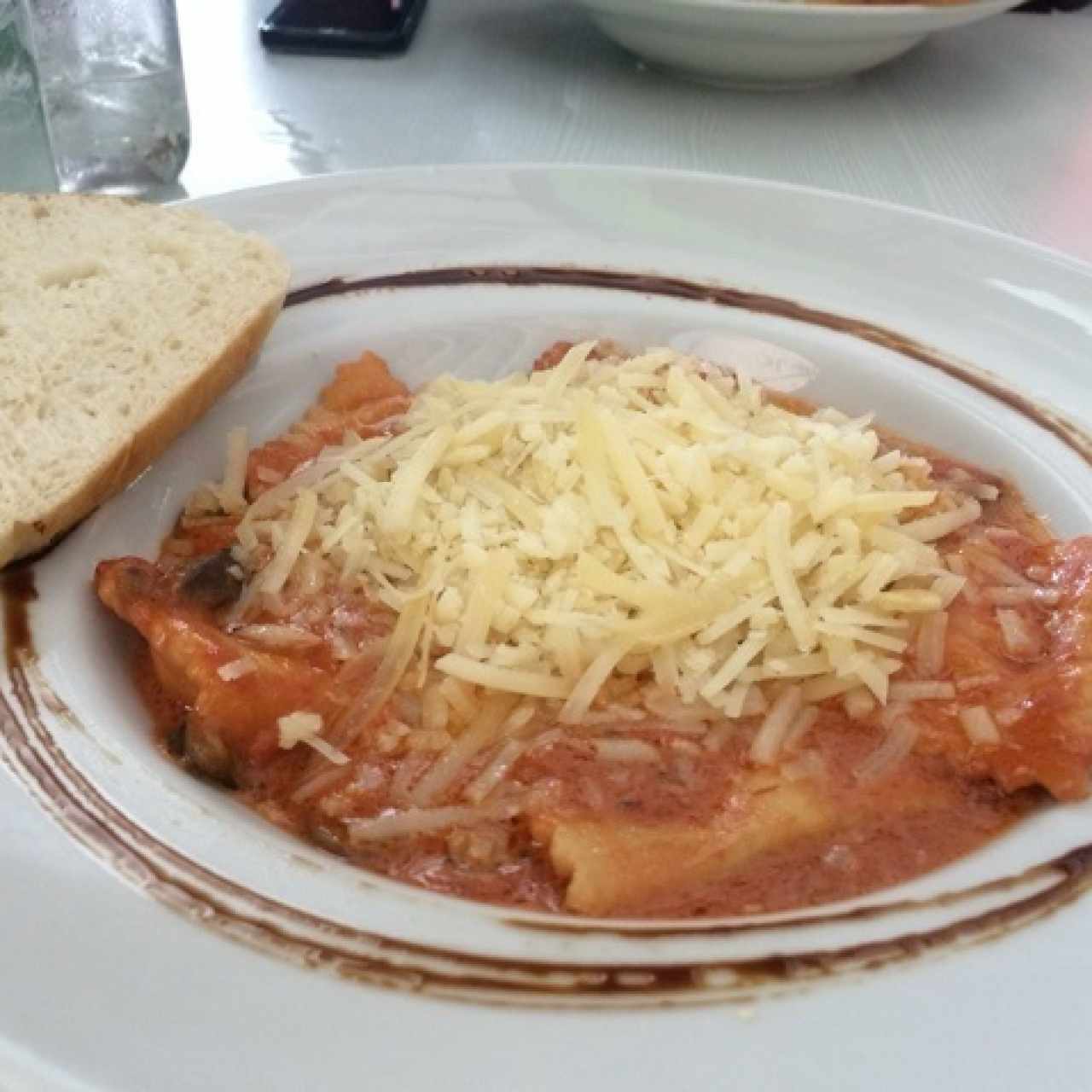 raviolis rellenos de salmon, hongos y salsa rosé y 