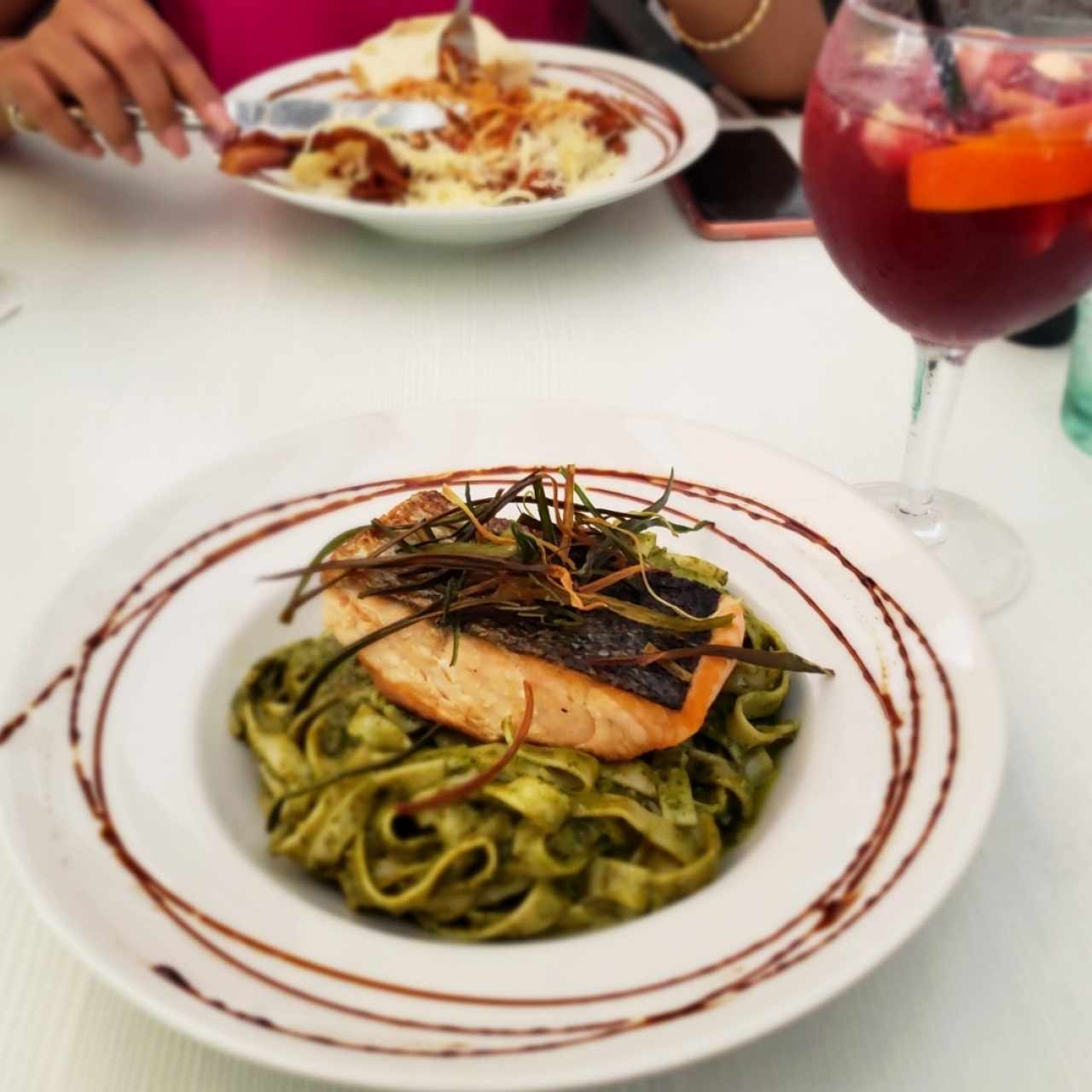 salmón con fetuccini al pesto. 