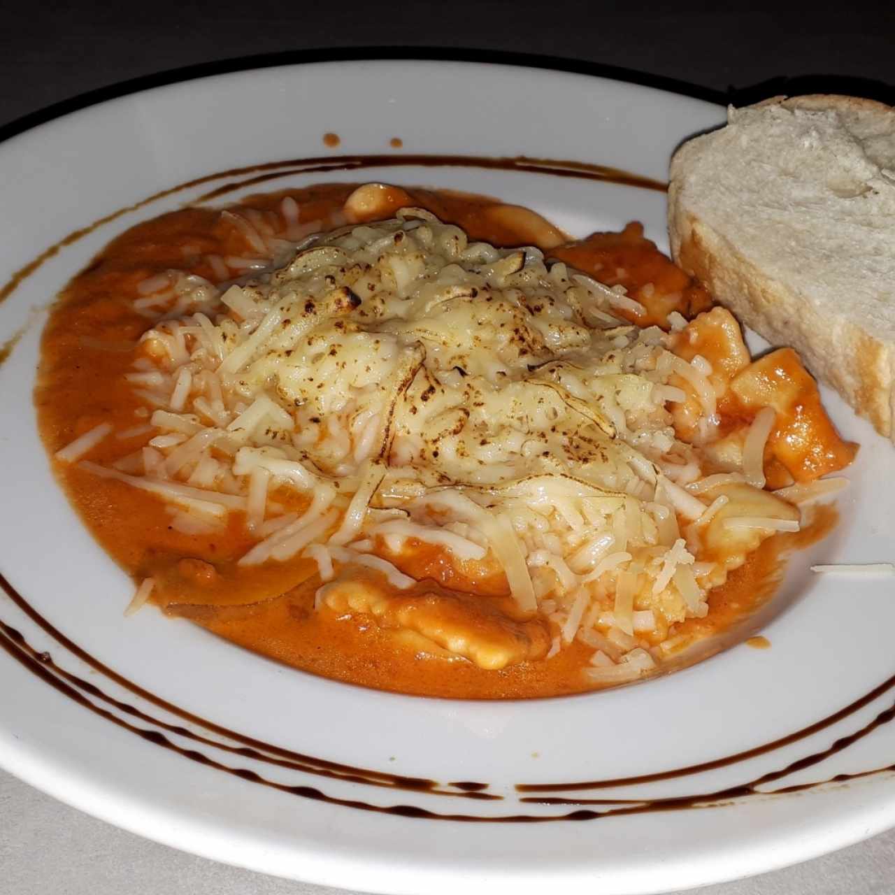 Raviolis rellenos de salmón fresco 