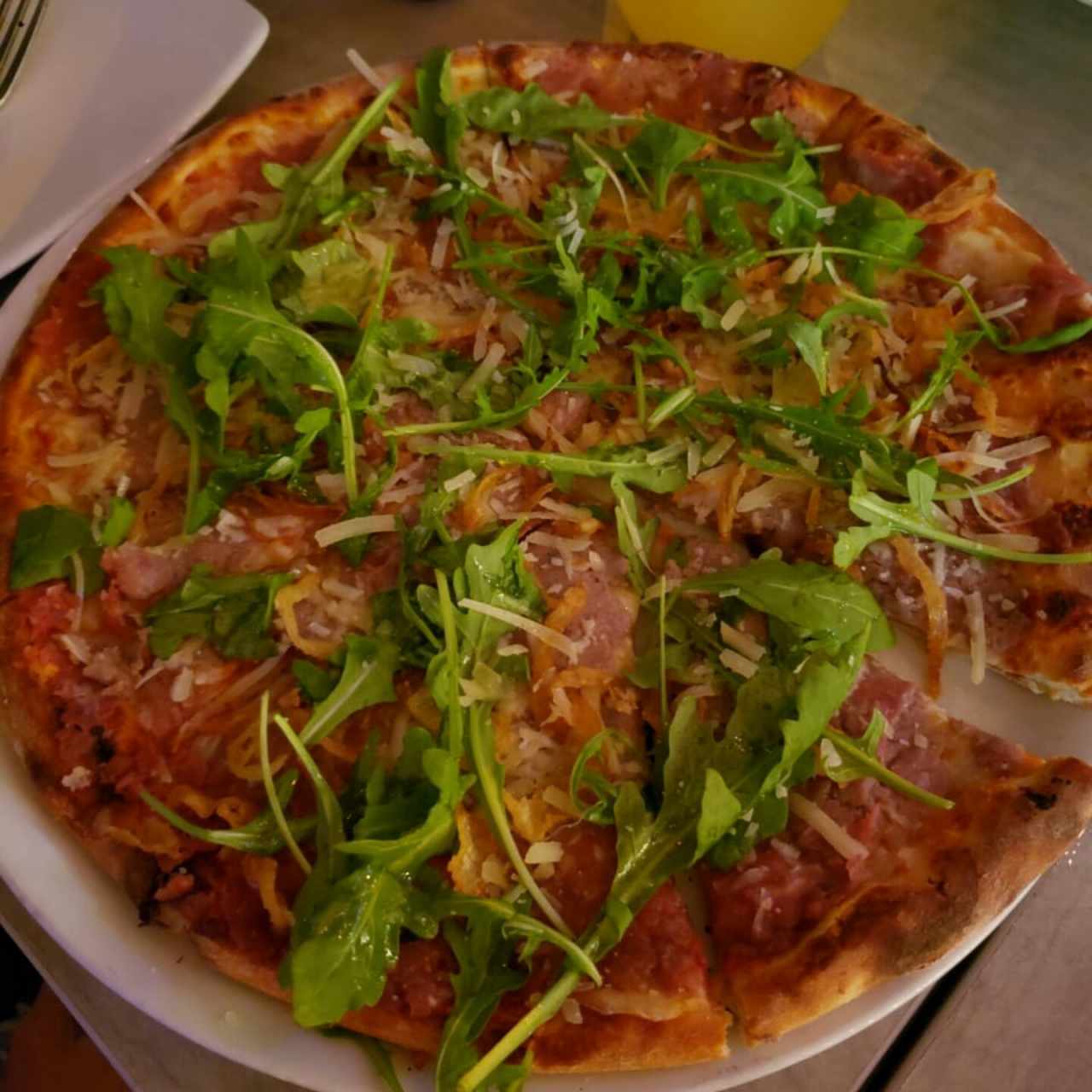 Pizza de prosciuto de carne