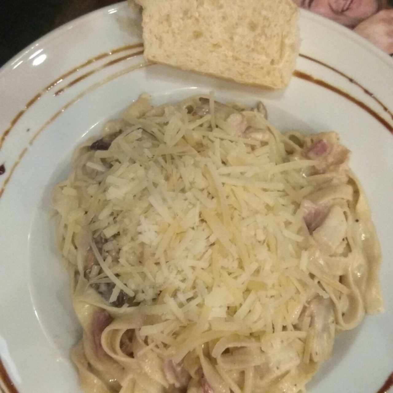 Pasta Alfredo con champiñones