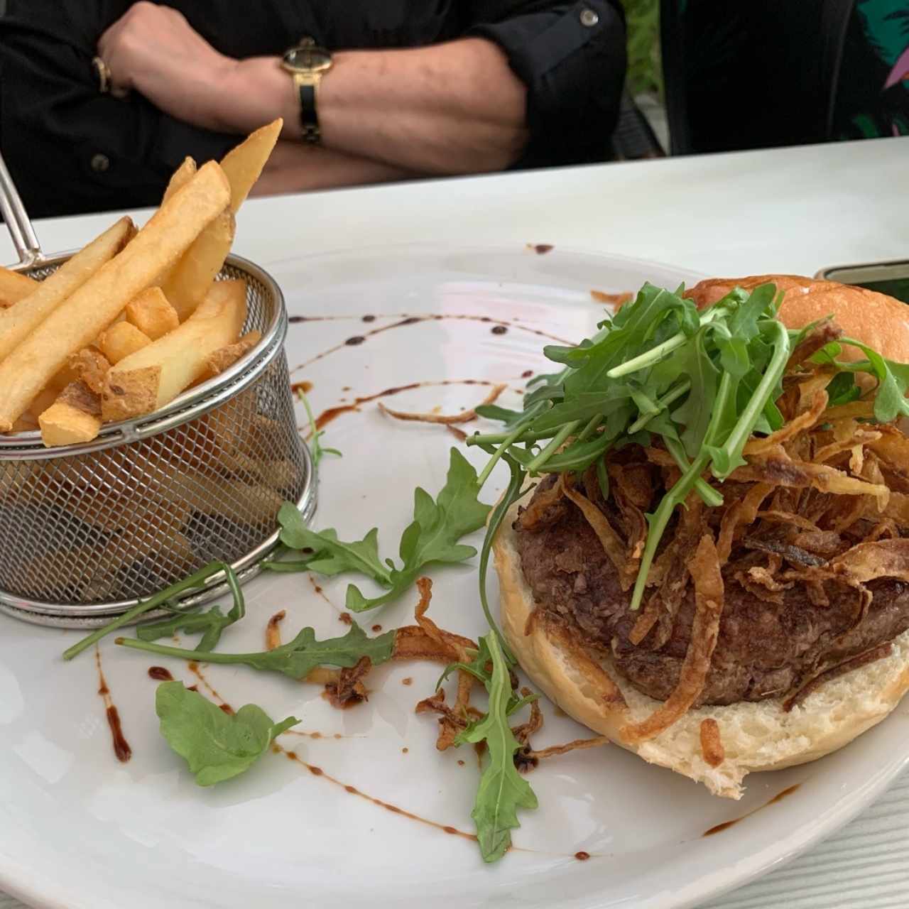 Hamburgesa con Cebolla Caramelizada y arugula